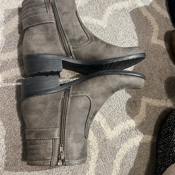 Anne Klein gray ankle boot - Picture 3 of 5